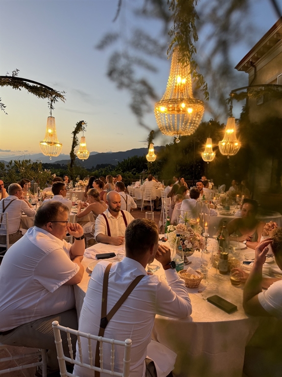 COLLETTO VILLAS RESORT GARFAGNANA LUCCA SET UP LAMPADARI STRING LIGHTS AUDIO LUCI